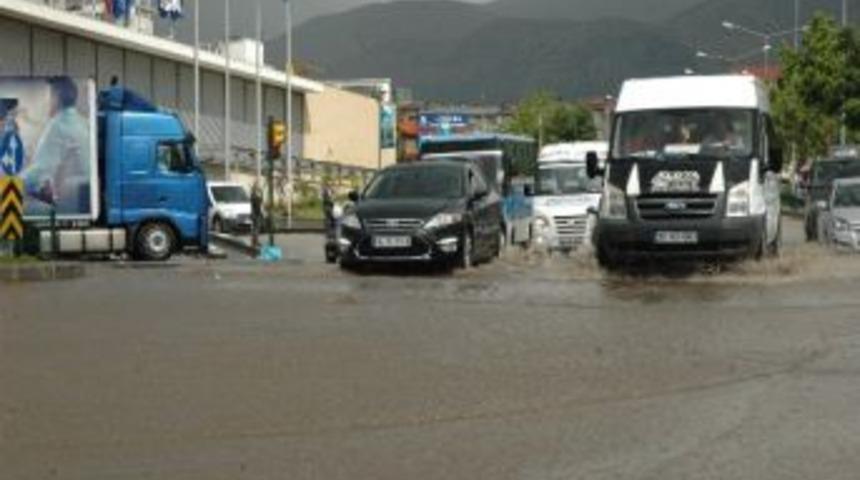 Erzurum&rsquo;da Sağanak Yağış Sel Ve Su Baskınlarına Neden Oldu