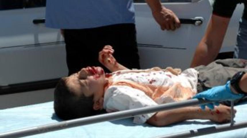 Ağa&ccedil;tan D&uuml;şen &Ccedil;ocuğunu Hastaneye Getirirken Kaza Yaptı