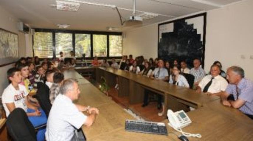 Makedon Yetim &Ccedil;ocuklara Altın &Ouml;ğ&uuml;tler