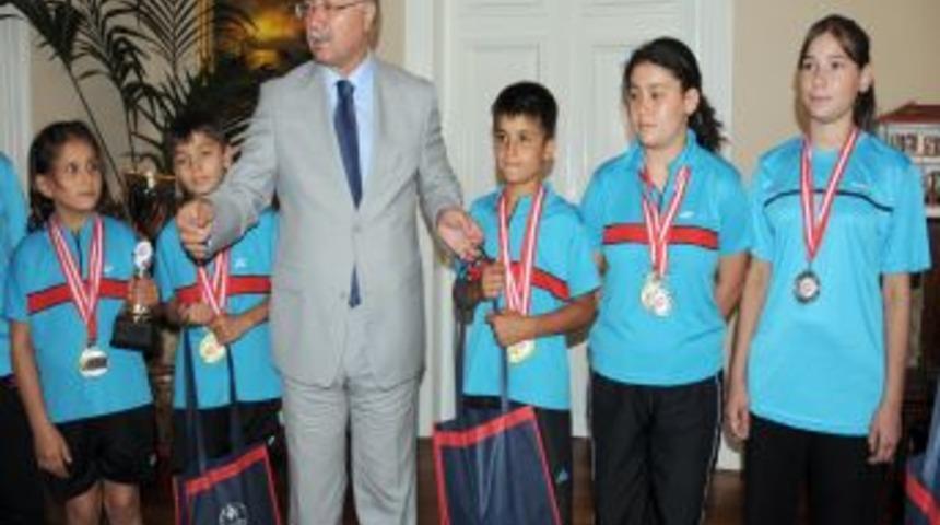 Manisa'da Yurt Ve Yuvalarda Kalan &Ccedil;ocuklar T&uuml;rkiye Badminton Şampiyonu Oldu