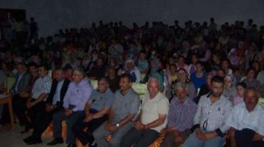 Sorgun&rsquo;da &ldquo;erkekler K&ouml;y&uuml;&rdquo; Adlı Tiyatro B&uuml;y&uuml;k Beğeni Topladı