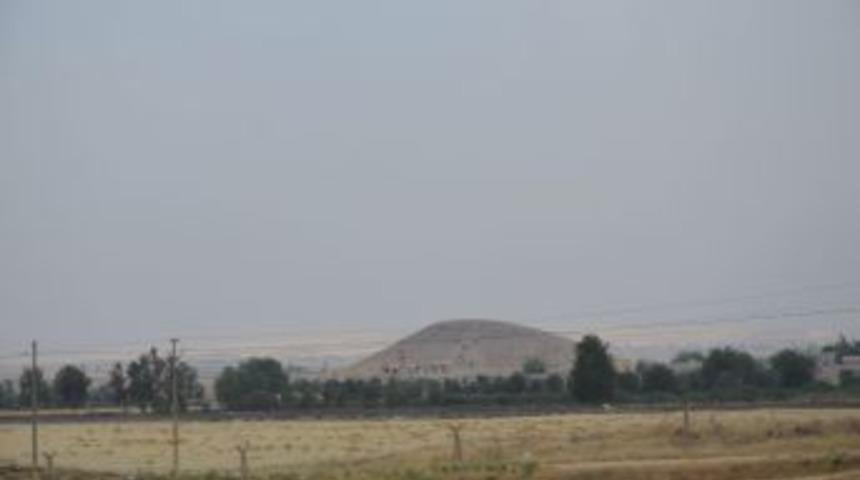 Suriye'de T&uuml;rkiye Sınırına Yakın B&ouml;lgeye Dikilen PKK Bayrağı Indirildi