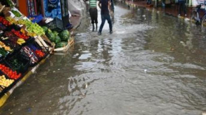 Iğdır&rsquo;da Fırtına İle Birlikte Yağan Yağmur Hayatı Fel&ccedil; Etti