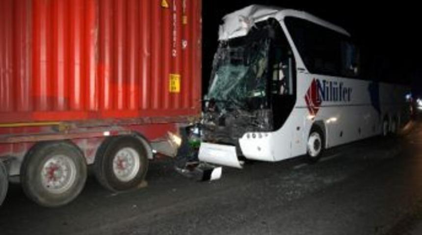 Uşak&rsquo;ta Trafik Kazası Bir &Ouml;l&uuml; 39 Yaralı