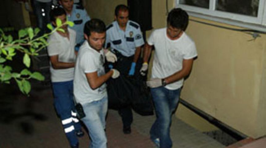 Oğlunu ve gelinini öldürdü