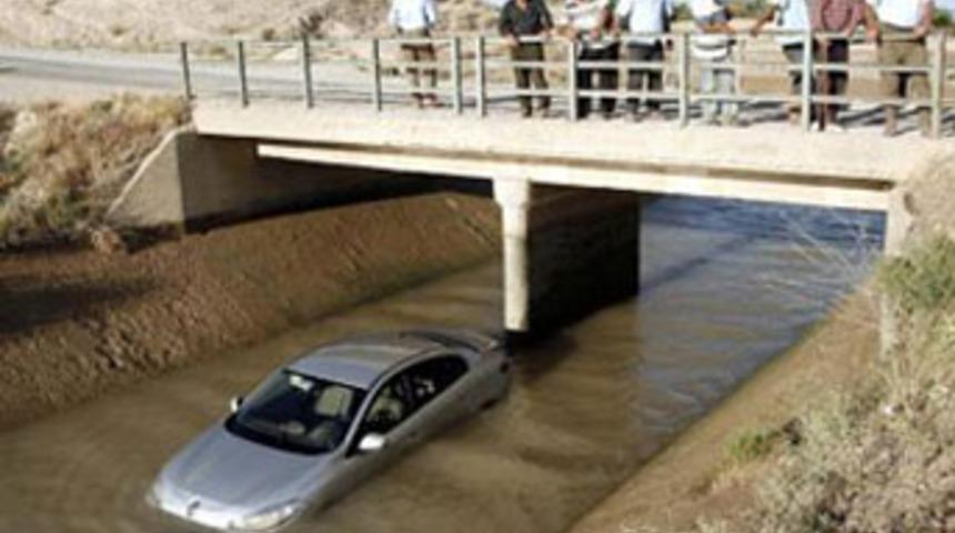 Otomobil kanala uçtu; 2 kişi kayboldu
