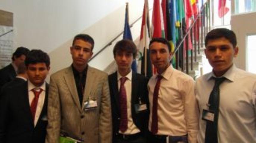 Kılı&ccedil;aslanlı &Ouml;ğrenciler Hollanda'da D&uuml;nya Sorunlarına &Ccedil;&ouml;z&uuml;m Aradı