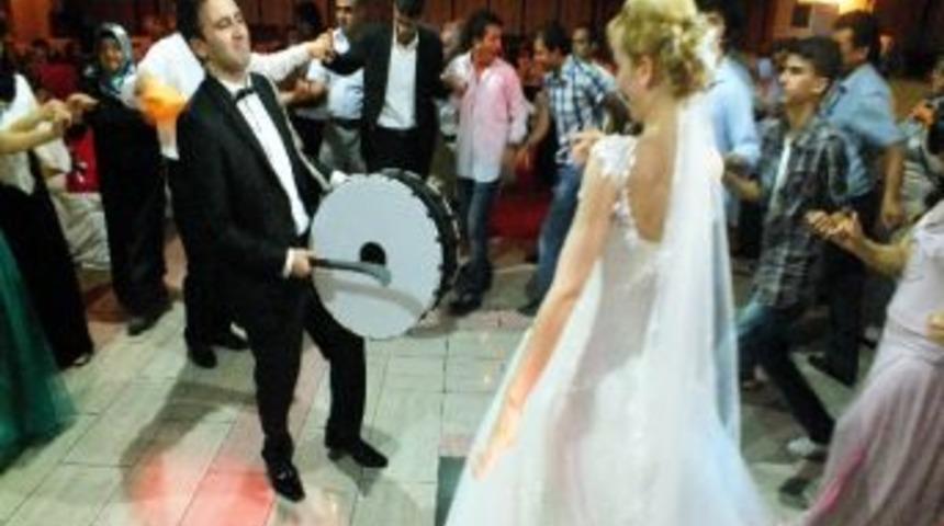 Damat Davul &Ccedil;aldı Gelin Oynadı
