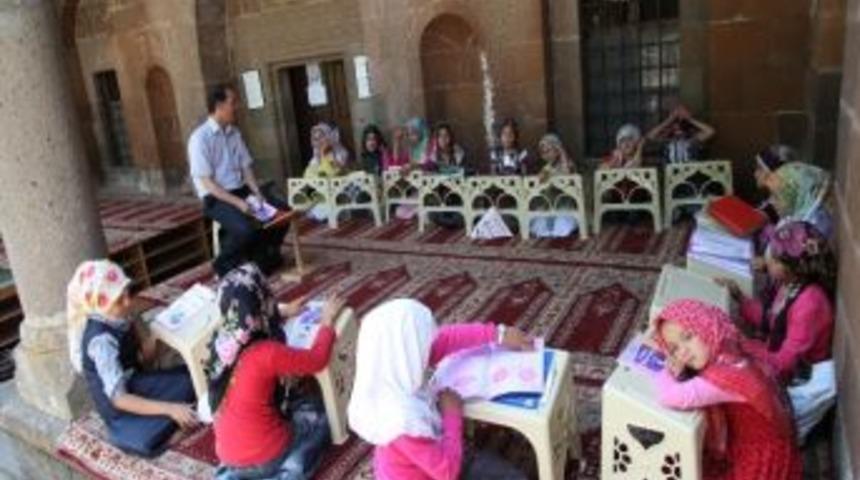 Binlerce &Ccedil;ocuk Kur&rsquo;an&rsquo;a Koşuyor