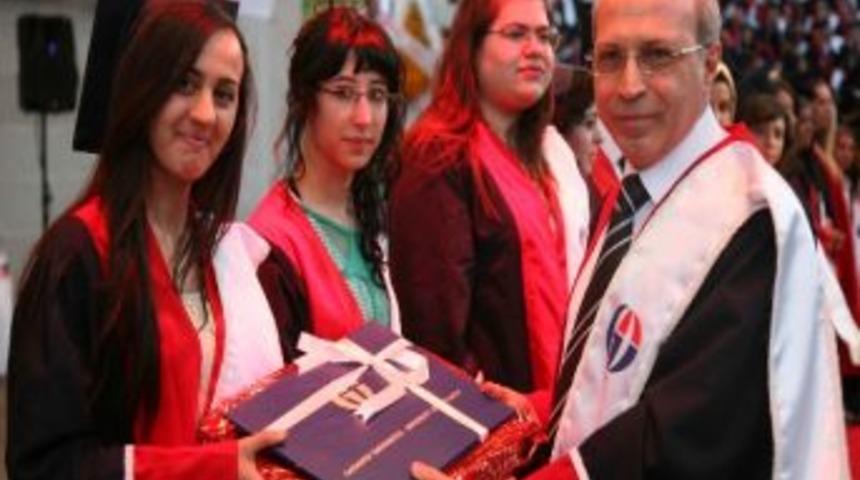 Gaziantep &Uuml;niversitesi'nde Mezuniyet Sevinci