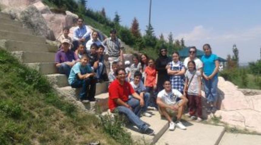 İngilizceyi Yabancı &Ouml;ğretmenler Eşliğindeki Dışarıda &Ouml;ğreniyorlar