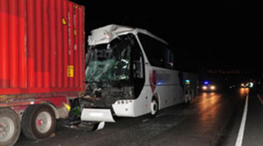 Yolcu otobüsü, TIR'a çarptı; 1 ölü, 39 yaralı