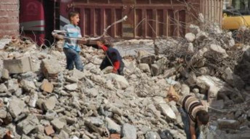 Çocuklar Tehlikeye Aldırmadan Demir Topladı