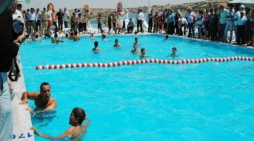 Kula'da Sıcaktan Bunalan Vatandaşlar Havuza Koşuyor