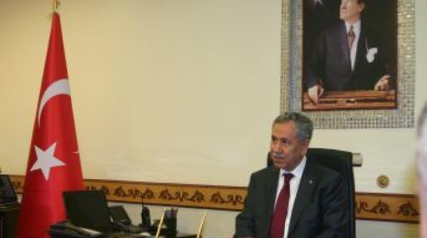 B&uuml;lent Arın&ccedil; Valilik Makamında