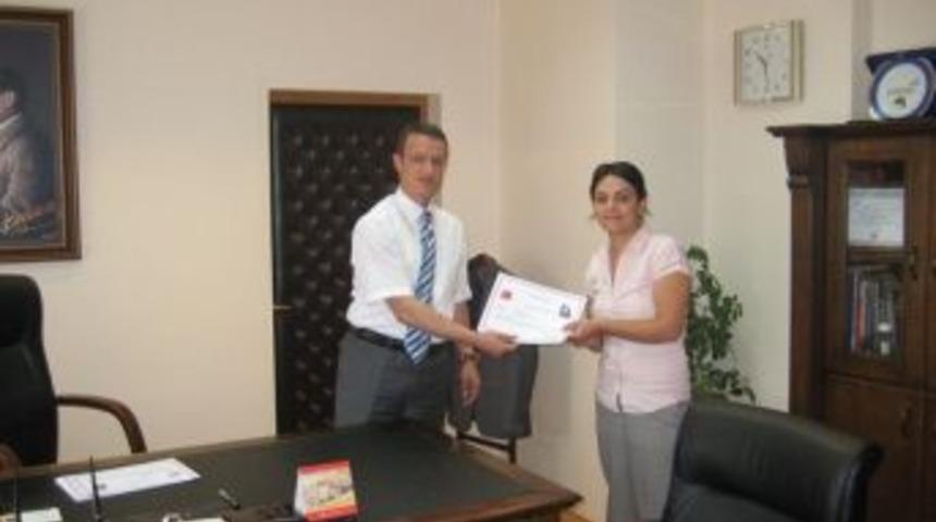 &Ccedil;ilimli Kaymakamı G&ouml;&ccedil;mez&rsquo;den &Ouml;ğretmenlere Başarı Belgesi