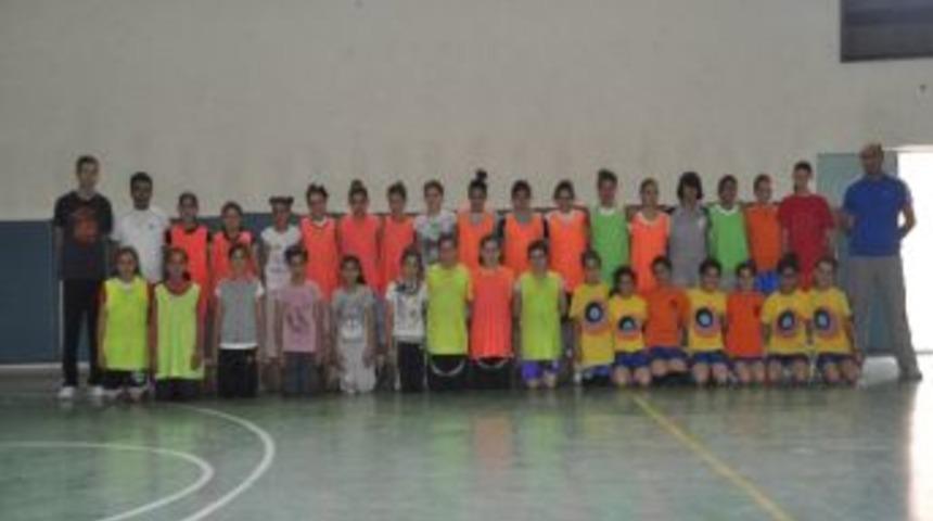 Konak Akademi Spor Voleybol Takımı Yaz &Ccedil;alışmalarını S&uuml;rd&uuml;r&uuml;yor