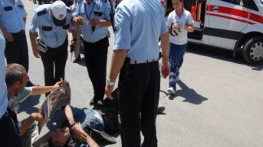 Ak&uuml;l&uuml; Aracıyla K&ouml;pr&uuml;den Ge&ccedil;en Engelli Vatandaşa Dolmuş &Ccedil;arptı