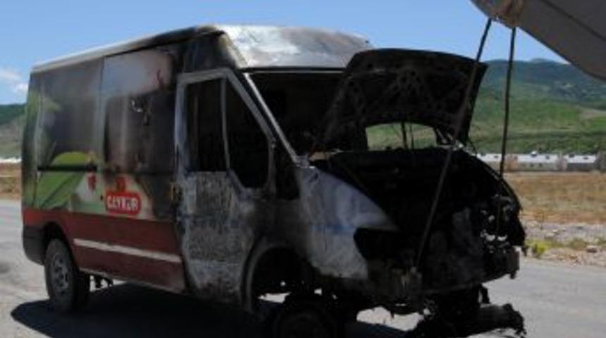 PKK'lı Grup Eski AK Parti Il Başkanının Aracını Yaktı