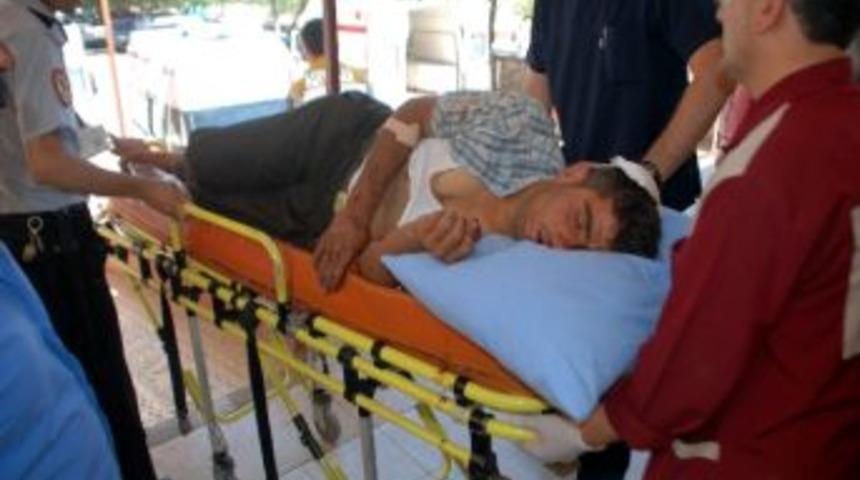 Besni&rsquo;de Trafik Kazası: 2 Yaralı