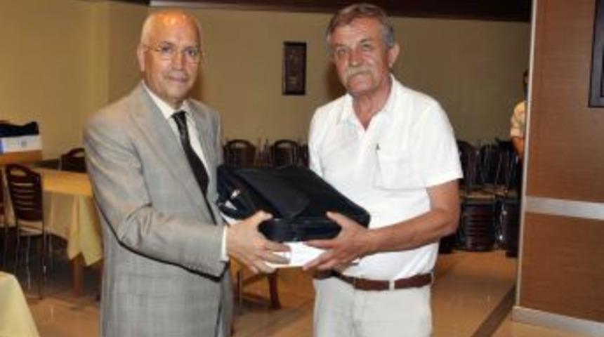 Başkan Yaşar Muhtarlara Bilgisayar Hediye Etti