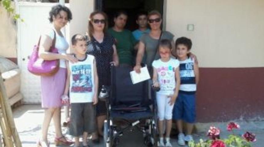 D&uuml;nya Koleji Okul Aile Birliği'nden İki Engelliye Tekerlekli Sandalye