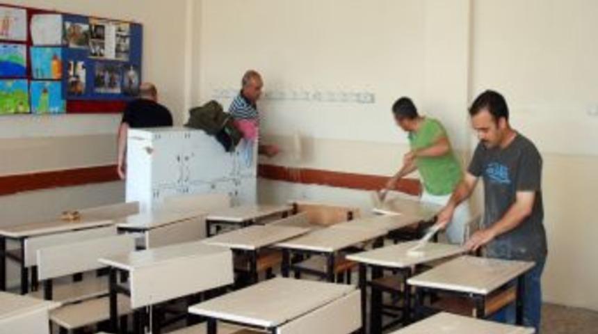 G&ouml;n&uuml;ll&uuml; &Ouml;ğretmenler Yaz Tatilinde Okul Boyadı