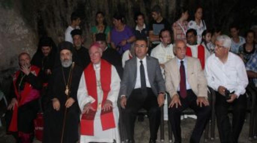 Hristiyan Hacılar D&uuml;nya Barışı I&ccedil;in Dua Etti