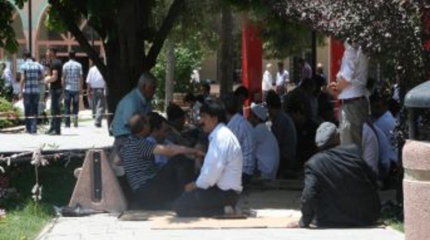 Cuma Namazında Karton Satarak Para Kazanıyorlar