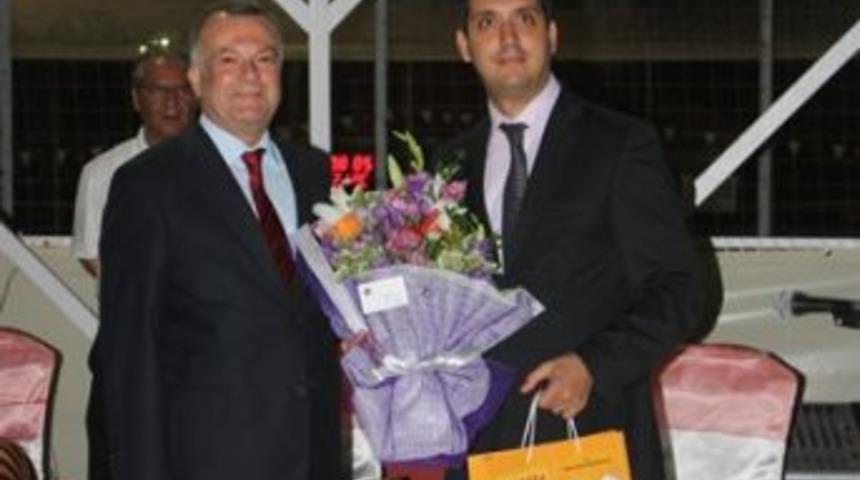 Başkan Kaya, plaket ve &ccedil;i&ccedil;ek verdi