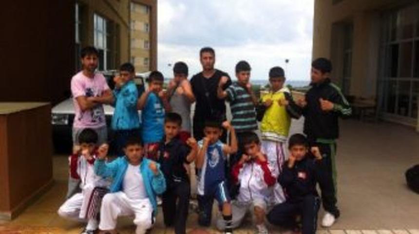 Sinop&rsquo;ta D&uuml;zenlenen T&uuml;rkiye Alt Minikler Boks Şampiyonası&rsquo;nda Karslı B&ouml;kserler Finale Y&uuml;kseldi