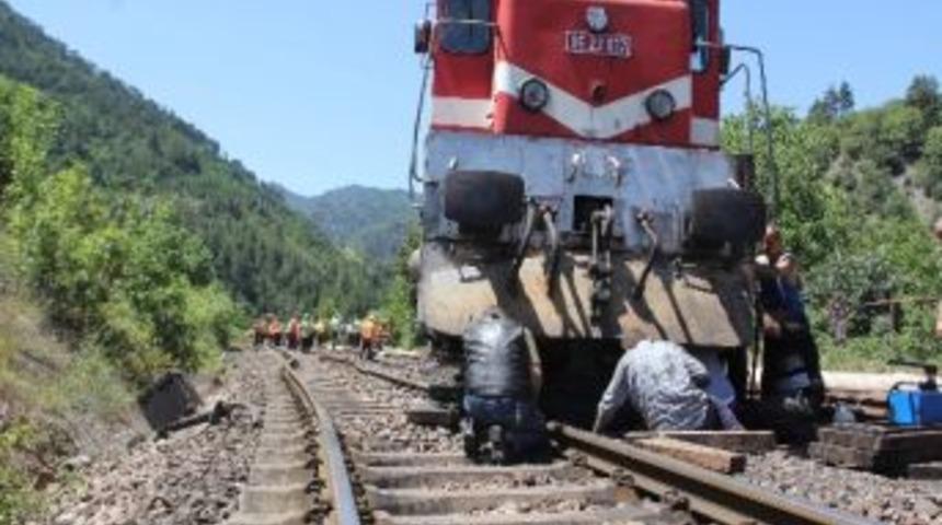 Karab&uuml;k'te Y&uuml;k Treni Raydan &Ccedil;ıktı
