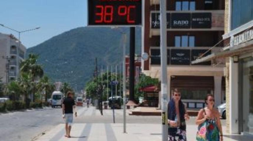 Sıcaktan Bunalan Turistler Sahillere Koştu