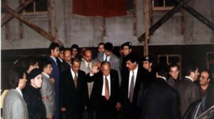 T&uuml;rkeş'in Apartmanının &Ccedil;atısında &Ccedil;ınar Ağacı &Ccedil;ıktı