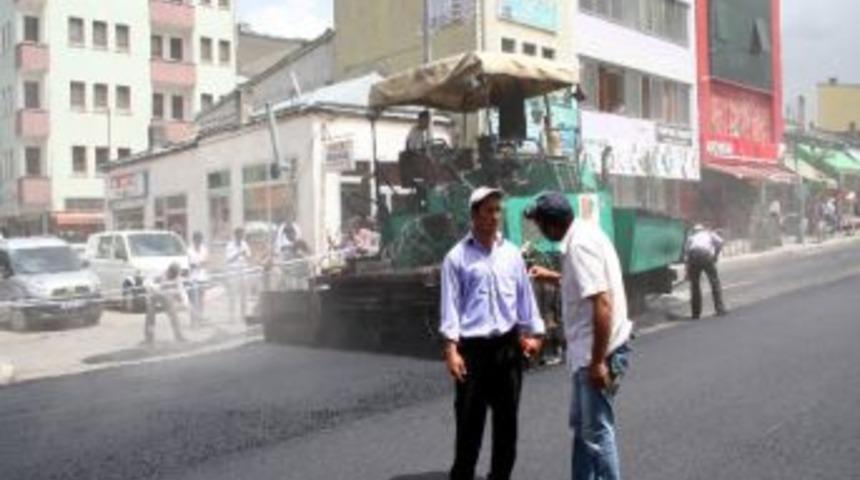 Belediye Başkanı Islak Zemine Atılan Asfaltı Kaldırttı