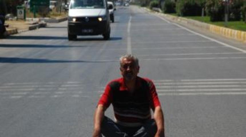 Yol Ortasında Tek Başına Eylem Yaptı