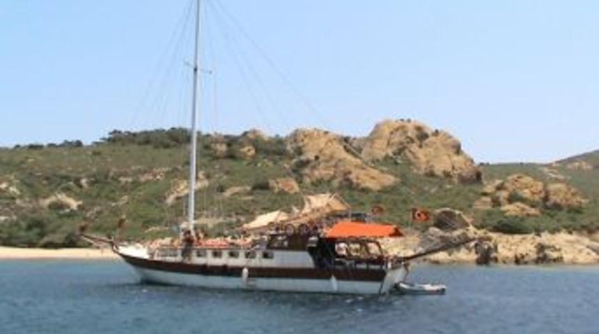 Fo&ccedil;a'da Tekne Turları Yoğun İlgi G&ouml;r&uuml;yor