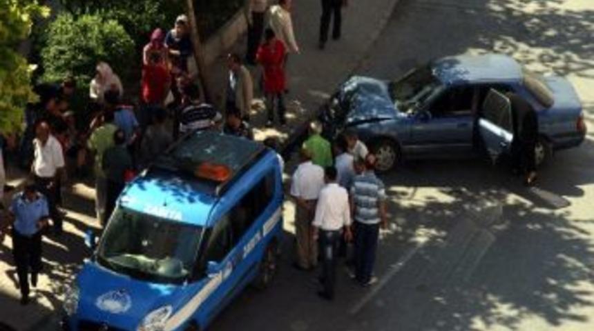 Bayan S&uuml;r&uuml;c&uuml;n&uuml;n Kullandığı Otomobil Ağaca &Ccedil;arptı