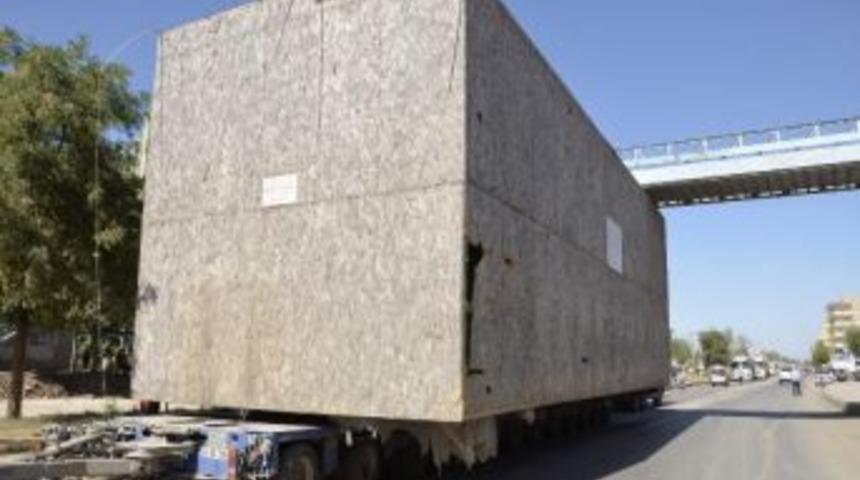 &Uuml;st Ge&ccedil;ide Takılan 250 Tekerlikli Tır Trafiği Kilitledi