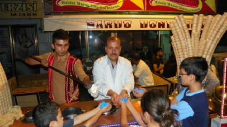 20 Mavi Kapak Getirene Dondurma Ikram Ediyor