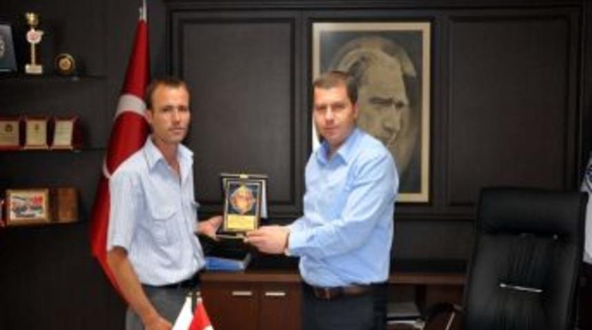 Başkan Kuzu'dan &Ccedil;anlı Akut &Uuml;yesi Kadir Direk'e Plaket