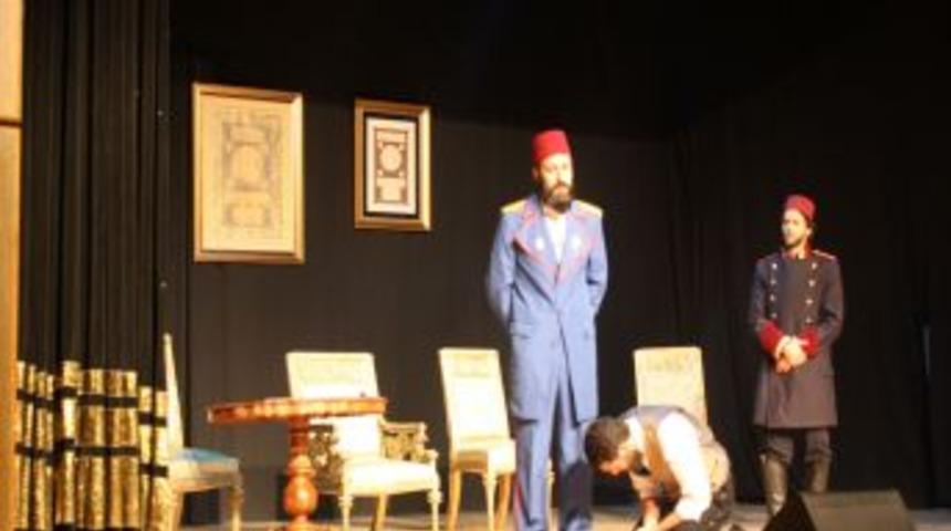 Abdulhamit'in Hayatını Anlatan 'Eskitilmiş Kılıç' Oyunu Ilgi Gördü