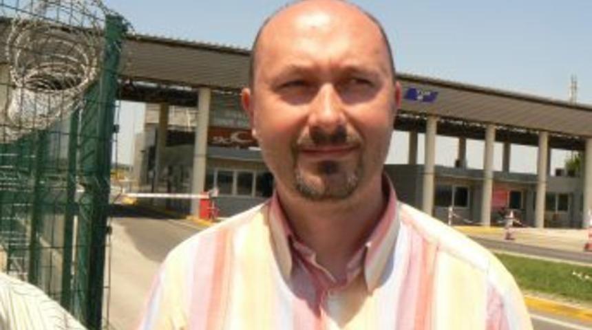 Yunanistan &Ouml;nce Vatandaşlıktan &Ccedil;ıkarıldığını S&ouml;yledi, Sonra &Ouml;z&uuml;r Diledi