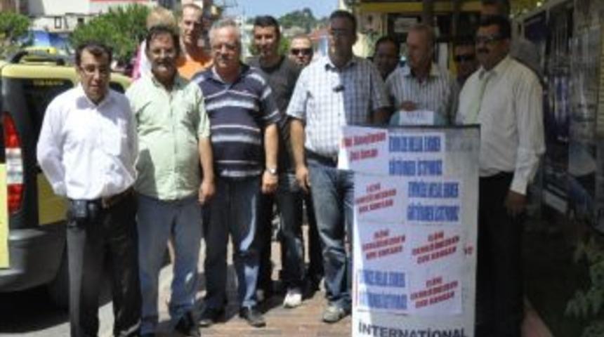 Kuşadası&rsquo;nda Korsan Taksilere Karşı İmza Kampanyası