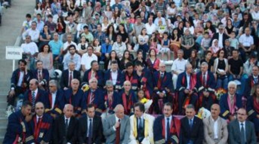 Er&uuml; Tıp Fak&uuml;ltesi 38. D&ouml;nem Mezunlarını Verdi