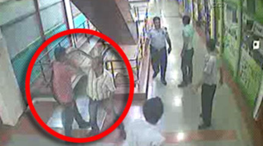 Yoldan geçen genci öldüresiye dövdüler