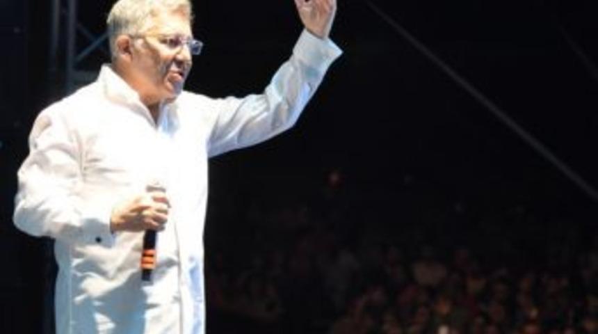 Livaneli On Binlerle Buluştu