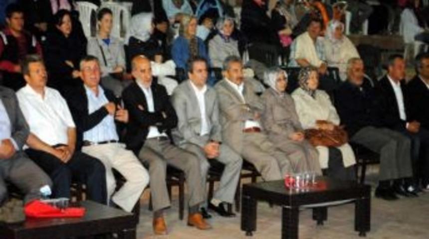 Tuncer Şiirleriyle Mest Etti