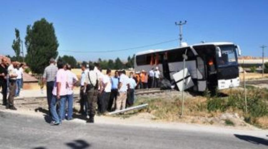 Y&uuml;k Treni Servis Otob&uuml;s&uuml;yle &Ccedil;arpıştı: 3 Yaralı