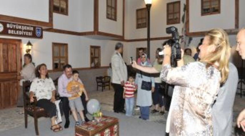 Nevin G&ouml;k&ccedil;ek, Vatandaşların Başkan G&ouml;k&ccedil;ek Ile Buluşmasını Fotoğraflıyor